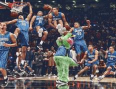 哈登重要时刻出色发挥，曼联带队取胜！观众掌声雷动