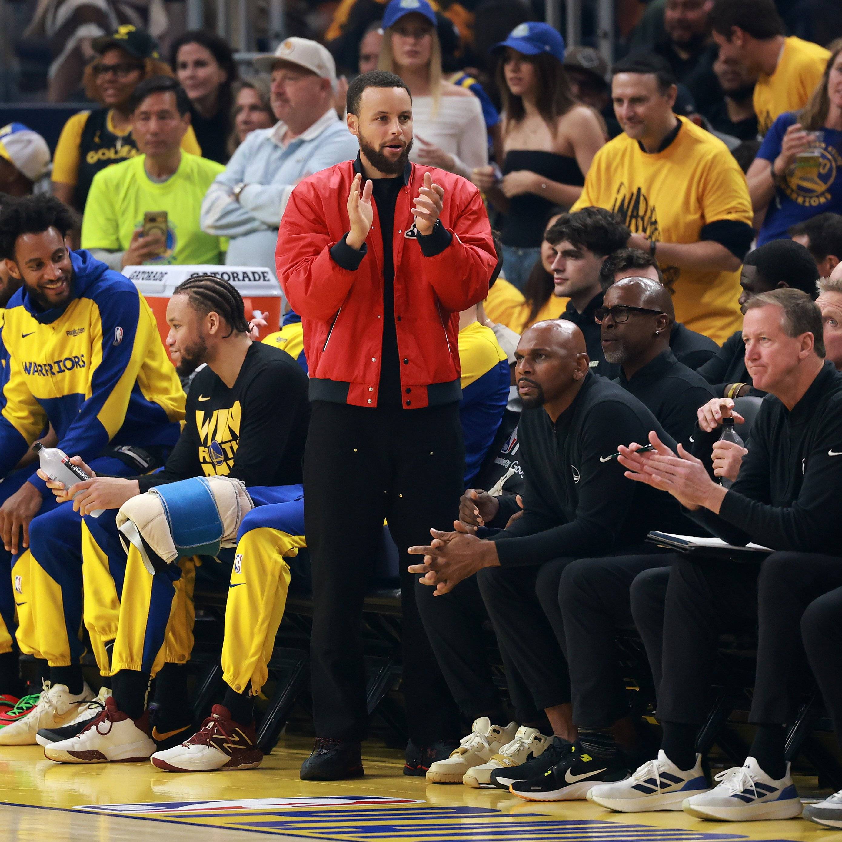 库里重返赛场，比赛局势复杂首场状态出色，G2观众沸腾！